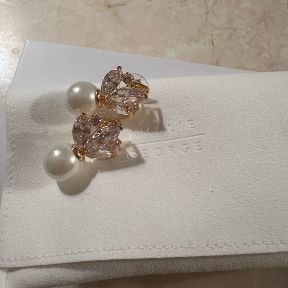 NWT Amélie George Crystal & Pearl Drop Earrings - Picture 8 of 12